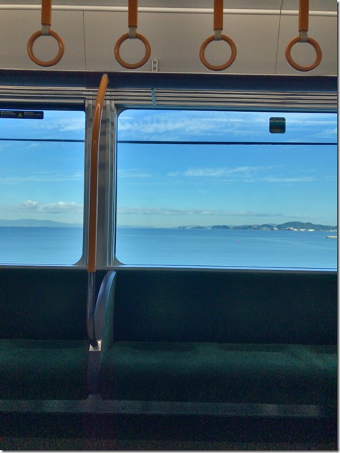 きのくに線車両内からの車窓。海と青空。