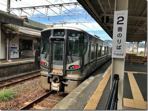 南部駅ホームに着いた普通御坊行き