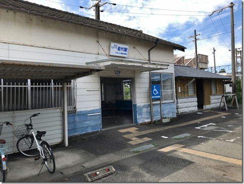 JR岩代駅舎を正面口から