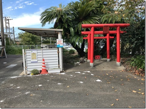 岩代駅舎の前の小さなお稲荷さんの鳥居