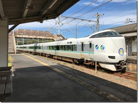 岩代駅を通過する特急くろしお前面(287系)