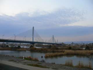 淀川にかかる菅原城北大橋を望む。